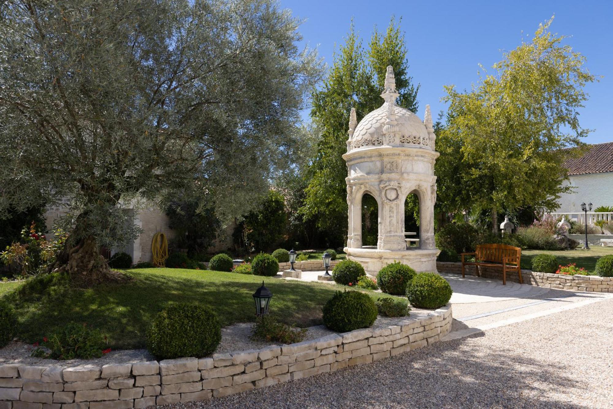 Chateau Pellisson Bed & Breakfast *